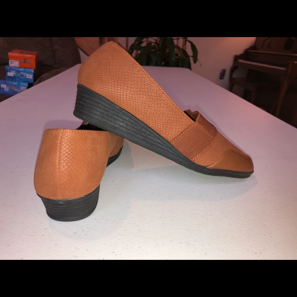 Brand New Women’s Tan pump size 8
